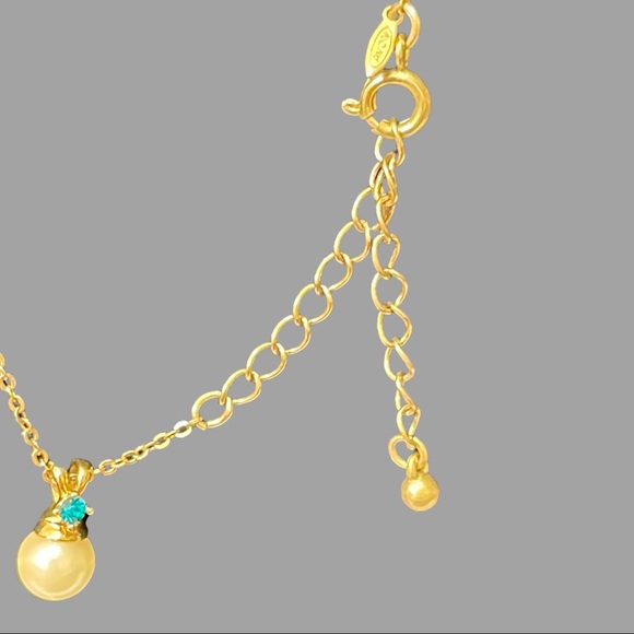 Vintage Avon December Birthstone and Faux Pearl Goldtone Necklace 1980’s - Picture 3 of 3